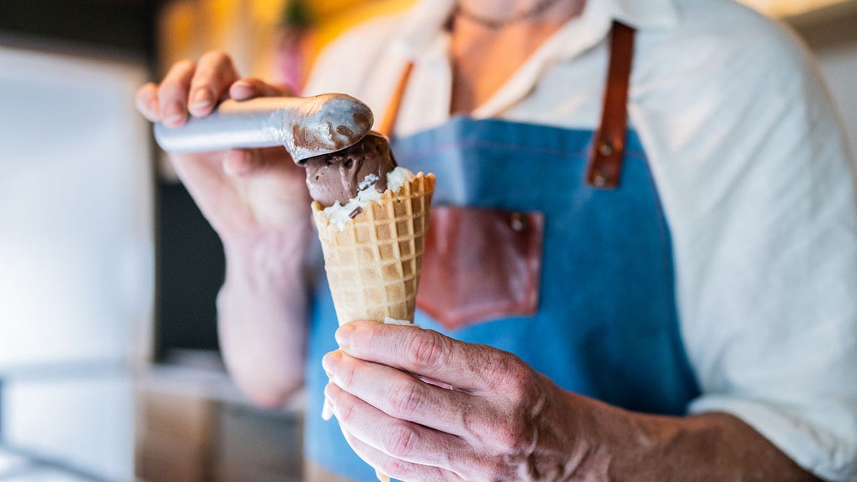 Chocolate ice cream vs. vanilla ice cream: Which food ‘better’ for you?